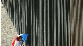 El muro que divide Estados Unidos y México posiblemente será ampliado.