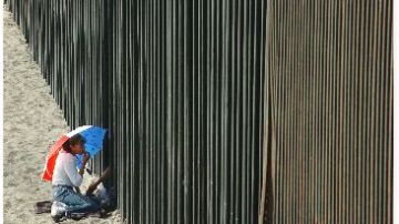 El muro que divide Estados Unidos y México posiblemente será ampliado.