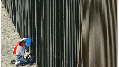 El muro que divide Estados Unidos y México posiblemente será ampliado.