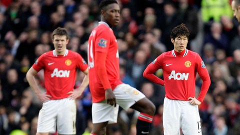 Los jugadores del Manchester United, Ji Sung-Park (centro) y Dimitar Berbatov (9), y otros dos compañeros, lucen incrédulos tras la derrota.