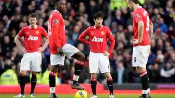 Los jugadores del Manchester United, Ji Sung-Park (centro) y Dimitar Berbatov (9), y otros dos compañeros, lucen incrédulos tras la derrota.