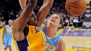 Andrew Bynum (izq.) fue la diferencia para Lakers.