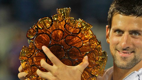 Novak Djokovic sostiene otro trofeo que enriquece más su colección.