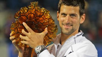Novak Djokovic sostiene otro trofeo que enriquece más su colección.