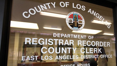 Muchas parejas celebraron su boda civil en la oficina de registros del Este de Los  Ángeles antes de  terminar el  año.