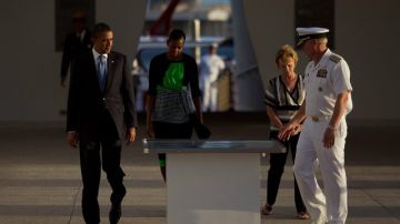 El presidente estadounidense, Barack Obama (i), y su esposa, Michelle (2i), cuando visitaban el Monumento U.S.S. Arizona en Pearl Harbor, Hawai.