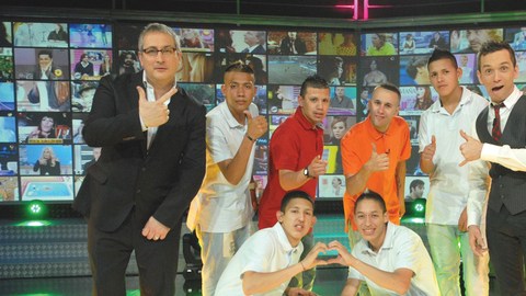 Los Wachiturros, todos con corte de cabello y vestimenta igual, se han presentado en programas de televisión; aquí flanqueados por dos presentadores argentinos.