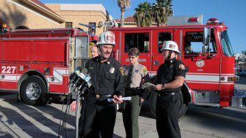 Aurtoridades policiacas y de bomberos informan sobre los avances de la investigación, tras la cadena de incendios en LA.