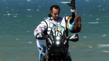 Jorge Andrés Martínez Boero aparece en la salida simbólica del Rally Dakar 2012, el sábado en Mar del  Plata. Ayer falleció en la prueba.
