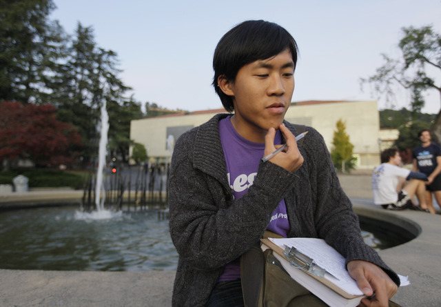 Jesse Yeh en el campus de la Universidad de California en Berkeley. Algunas veces se salta una comida, pero no quiere hacer como algunos amigos que 'tienen una carga de deuda muy pesada', dice.