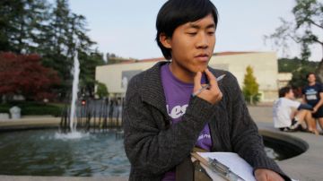 Jesse Yeh en el campus de la Universidad de California en Berkeley. Algunas veces se salta una comida, pero no quiere hacer como algunos amigos que 'tienen una carga de deuda muy pesada', dice.