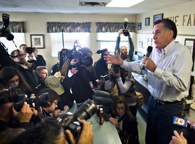 El precandidato presidencial republicano Mitt Romney (d) habla ante la prensa y votantes, ayer,  en el restaurante Family Table en Atlantic, Iowa.