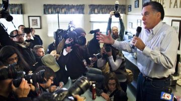 El precandidato presidencial republicano Mitt Romney (d) habla ante la prensa y votantes, ayer,  en el restaurante Family Table en Atlantic, Iowa.