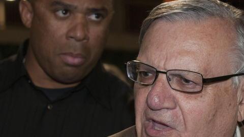 Activistas quieren que el polémico alguacil Joe Arpaio renuncie.