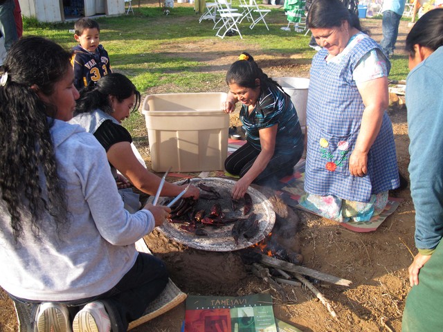 Mujeres zapotecas asan chiles para preparar el mole negro para la fiesta de San Juan Evangelista, en Madera, un día después de la Navidad. La fiesta en  Calfornia coincide con la de Oaxaca.