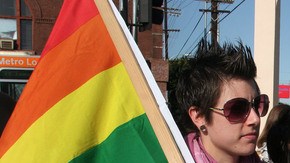Gays, lesbianas, bisexuales y transgéneros marchan por César Chávez, de LA, en respeto y reconocimiento a sus derechos.