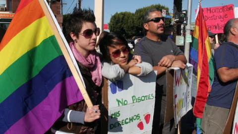 Gays, lesbianas, bisexuales y transgéneros marchan por César Chávez, de LA, en respeto y reconocimiento a sus derechos.