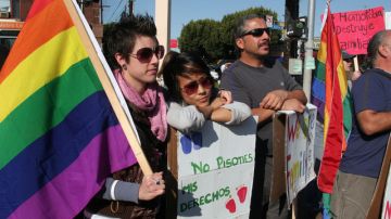 Gays, lesbianas, bisexuales y transgéneros marchan por César Chávez, de LA, en respeto y reconocimiento a sus derechos.