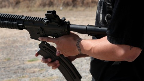 Más de 200 millones de armas como esta se encuentran en manos de civiles en los Estados Unidos.