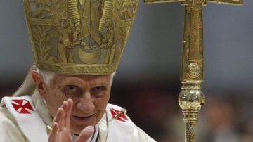El papa Benedicto XVI preside en la Basílica de San Pedro la primera misa solemne de 2012 por la XLV Jornada Mundial de la Paz.