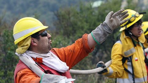 Brigadistas trabajan para controlar el fuego, ayer,  en el parque nacional Torres del Paine, en Chile.
