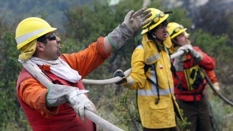 Brigadistas trabajan para controlar el fuego, ayer, en el parque nacional Torres del Paine, en Chile.