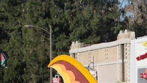 Una vistosa carroza pasea por el Colorado Boulevard, en Pasadena, California, durante el Desfile de las Rosas 2012.