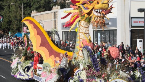 Una vistosa carroza pasea por el Colorado Boulevard, en Pasadena, California, durante el Desfile de las Rosas 2012.