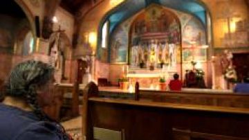 Feligreses escuchan misa en la iglesia de San Antonio de Padua, en Long Beach. Religión y voto difieren, según encuesta.