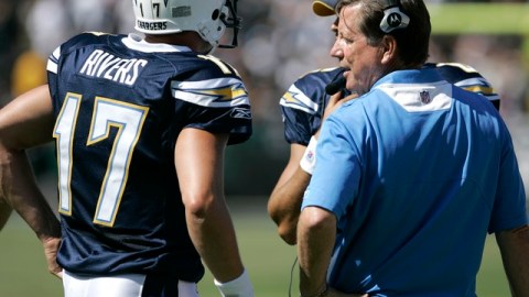 Norv Turner (der.) habla con su mariscal de campo Philip Rivers.