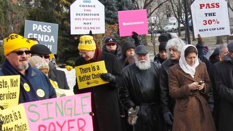 MaryNell Morgan De Greenwich, Nueva York, canta durante la manifestación denominada ‘Situación del Estado del Pueblo’.