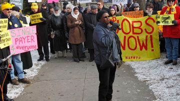 MaryNell Morgan De Greenwich, Nueva York, canta durante la manifestación denominada ‘Situación del Estado del Pueblo’.