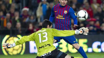 A Lio Messi le bastaron 31 minutos (entró de cambio al 59') para anotar dos goles al Osasuna. Aquí vence a Osier para el primero.