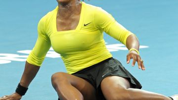 La estadounidense Serena Williams cae a la duela luego de lesionarse el tobillo izquierdo ayer en el Torneo de Brisbane.