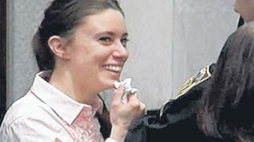 En la imagen tomada de un video Casey Anthony sonríe tras   ser absuelta por falta de pruebas concluyentes de la muerte de su hija Caylee el 5 de julio de 2011.