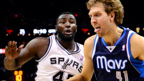 Dirk Nowitzki (der.) de los Mavericks de Dallas, controla la acción ante la custodia de  DeJuan Blair de las Espuelas de San Antonio.