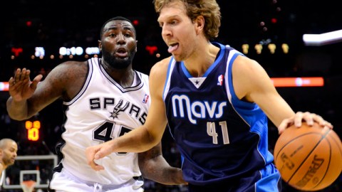 Dirk Nowitzki (der.) de los Mavericks de Dallas, controla la acción ante la custodia de DeJuan Blair de las Espuelas de San Antonio.