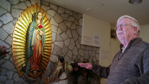 Padre John Curran, de la parroquia María Inmaculada, en el Valle de San Fernando.