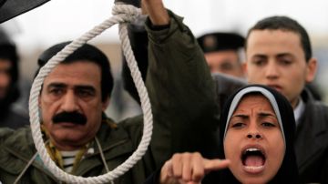 Manifestantes egipcios piden a gritos frente a la Corte de El Cairo, que Mubarak sea ahorcado.