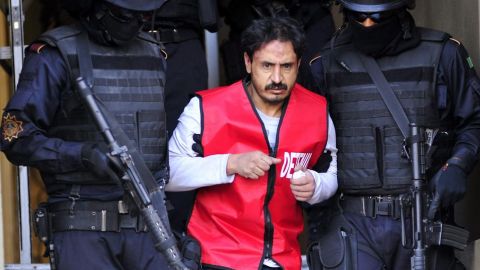 Agentes estatales custodian a Baltazar Saucedo Estrada, alias el comandante "Mataperros".