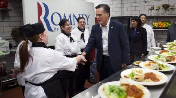 El precandidato  Mitt Romney saluda a varios chefs ayer durante una cena en el Tilton School en Tilton, New Hampshire.