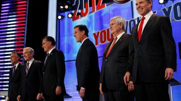 De izq. a der.: Jon Huntsman, Ron Paul, Mitt Romney, Rick Santorum, Newt Gingrich y Rick Perry en Manchester, New Hampshire.