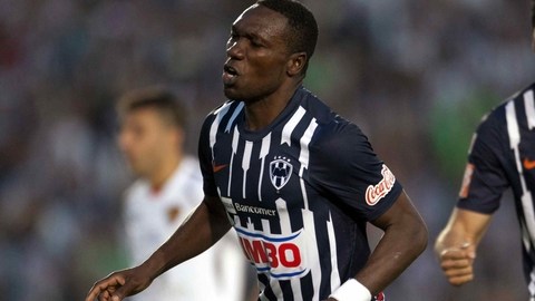 Walter Ayoví festeja su segundo gol ante Jaguares y Aldo De Nigris se suma a la celebración. Rayados ganó en el arranque del Clausura.