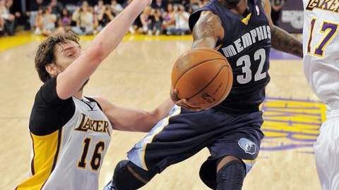 O.J. Mayo (32) intenta pasar la marca de Pau Gasol y  Andrew Bynum (17).