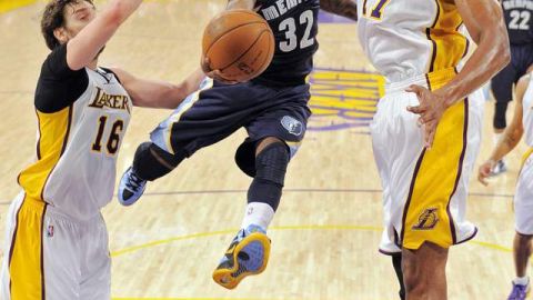 O.J. Mayo (32) intenta pasar la marca de Pau Gasol y  Andrew Bynum (17).