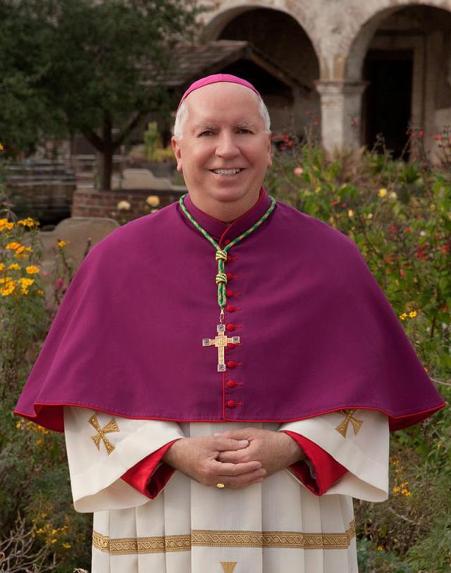 Cirilio Flores, obispo auxiliar de la Diócesis de Orange.