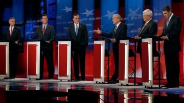 Huntsman, Santorum, Romney, Paul, Gingrich y Perry en Concord, New Hampshire.