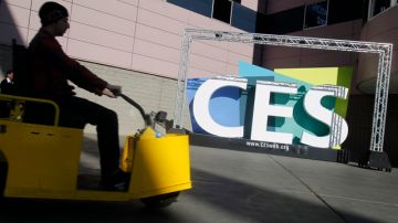 Un trabajador entra en el Centro de Convenciones de Las Vegas, donde se encuentra la Feria de Electrónicos para el Consumidor (CES), que exhibe lo más nuevo en tecnología digital.