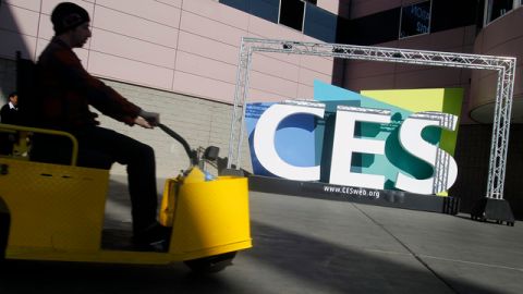 Un trabajador entra en el Centro de Convenciones de Las Vegas, donde se encuentra la Feria de Electrónicos para el Consumidor (CES), que exhibe lo más nuevo en tecnología digital.