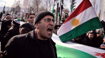 Un hombre grita consignas contra el presidente sirio, Bachar Al Asad, durante una manifestación frente a la embajada siria en Sofia (Bulgaria), ayer.